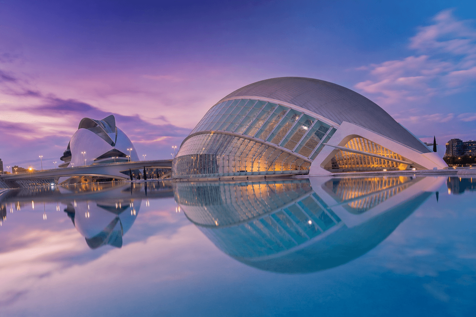 Ciudad de las Artes y las Ciencias de Valencia al anochecer