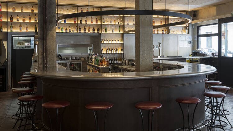 Bar Trafalgar: Vermut con Estética Hopper en Chamberí Madrid