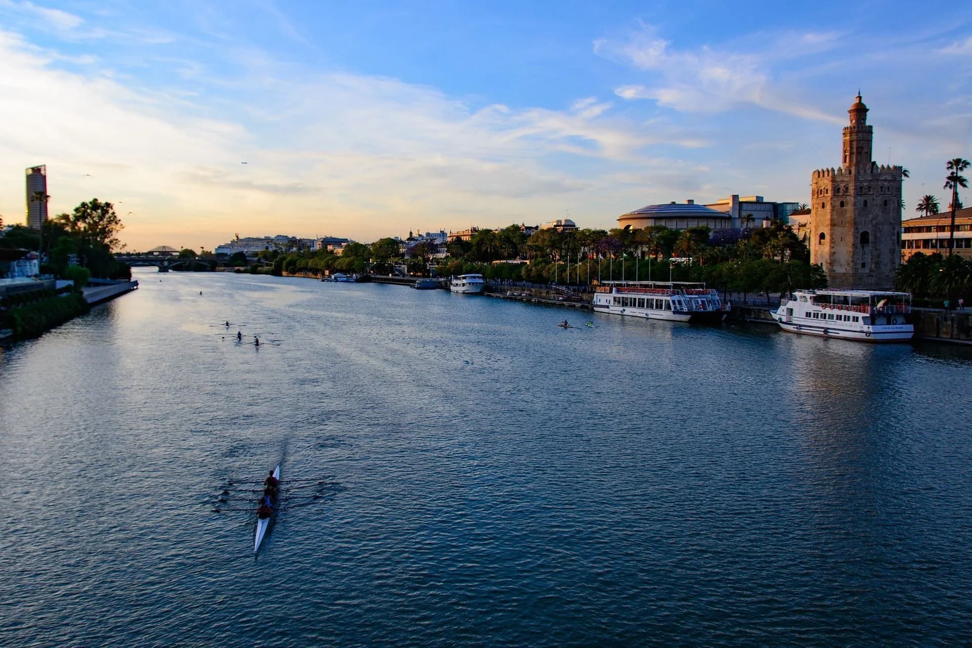 Paseo por el Río Guadalquivir: Romance junto al río histórico Sevilla