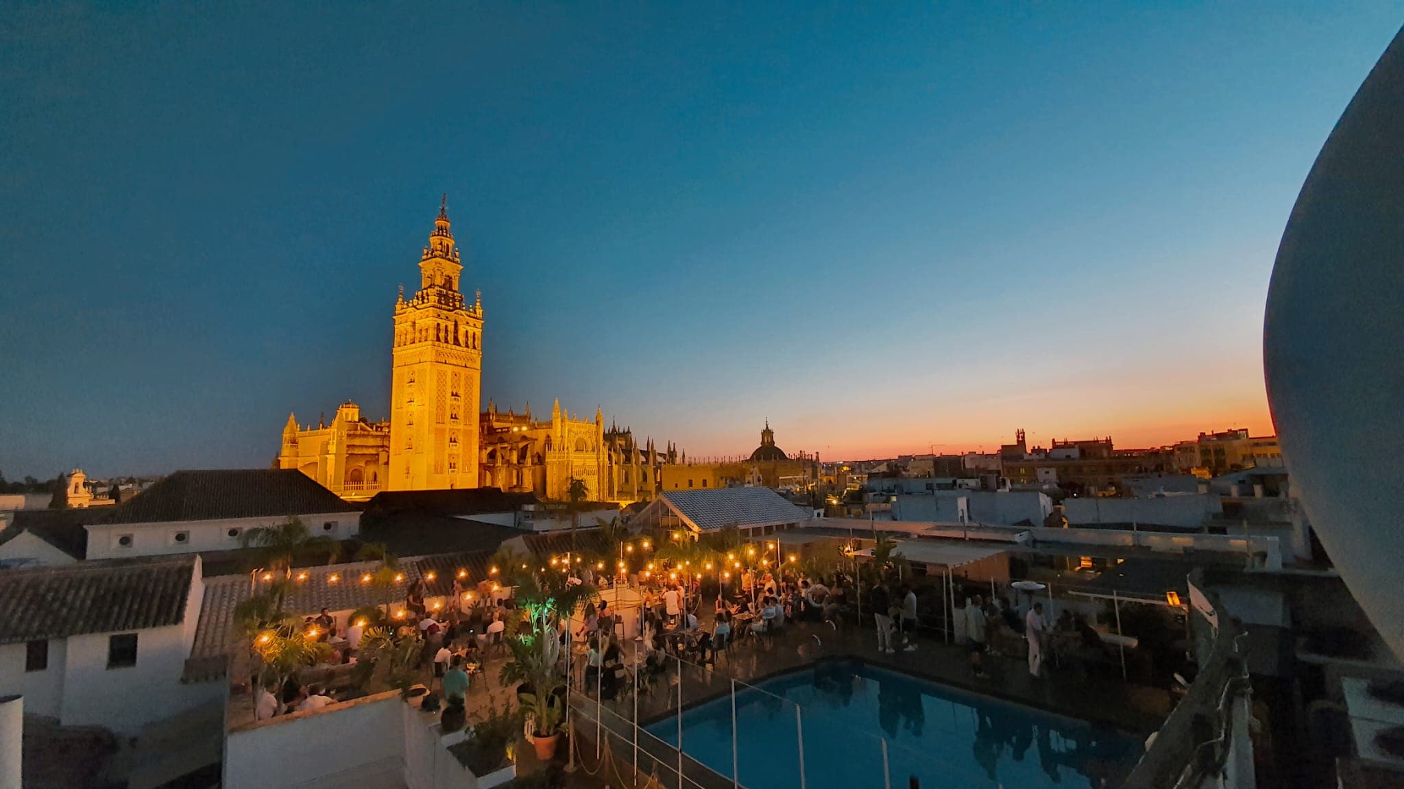Pura Vida Terraza: Flamenco y Bohemia con Vistas Sevilla