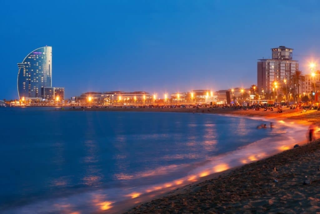 Paseo marítimo de la Barceloneta iluminado por la noche