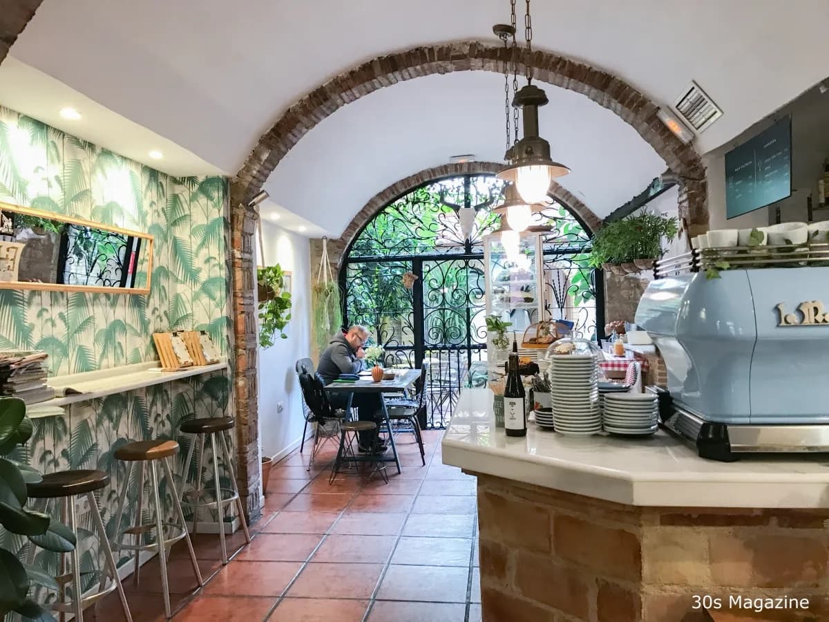 Interior luminoso de Bluebell Coffee