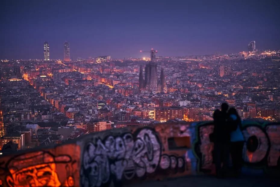 Una vista nocturna desde el mirador de los Búnkers del Carmel