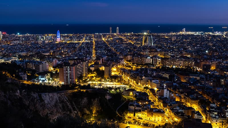 Vista nocturna de Barcelona desde los Búnkers del Carmel