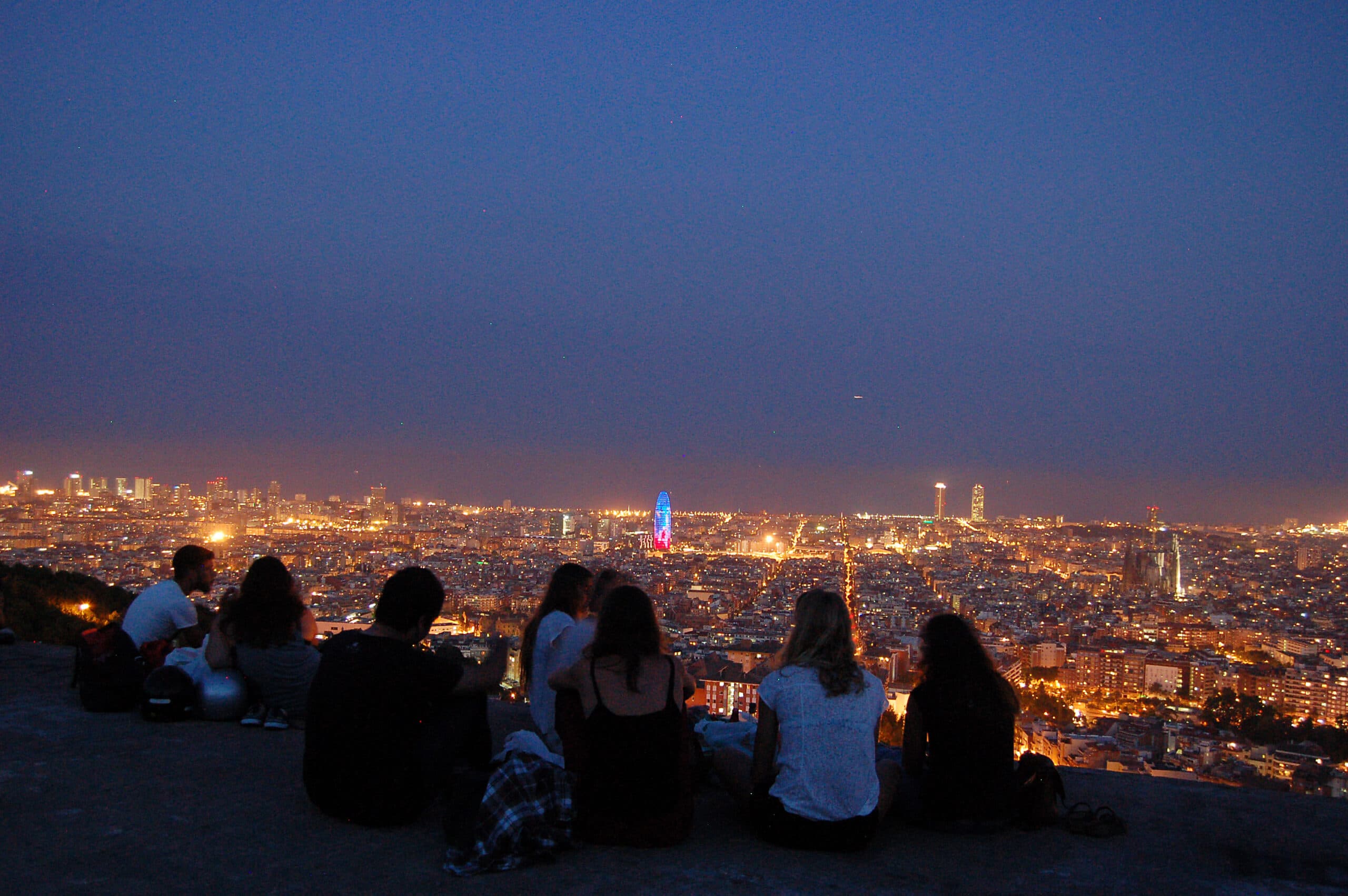 Vista panorámica de Barcelona desde los Búnkers del Carmel al atardecer