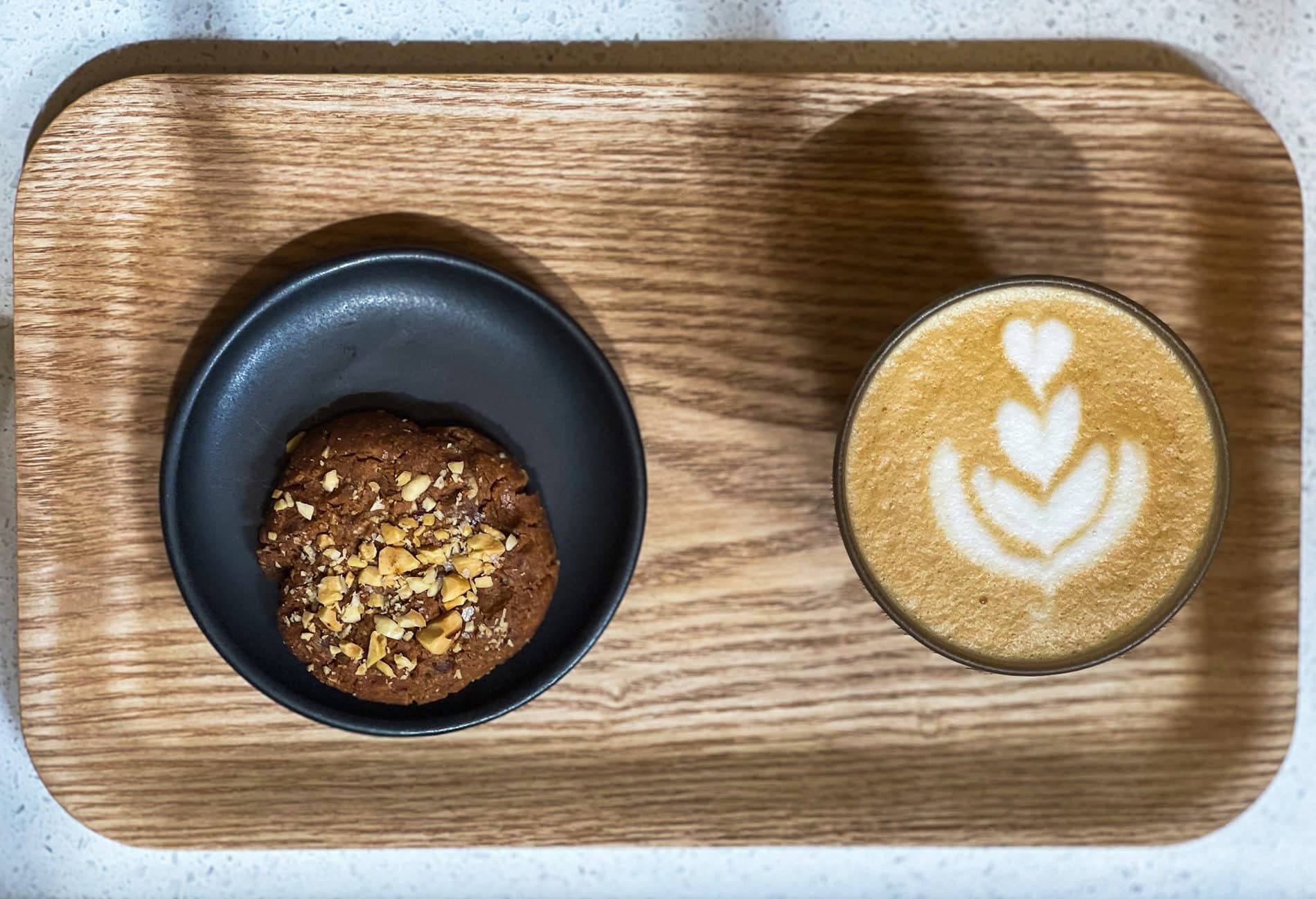 Café servido en SlowMov con arte latte