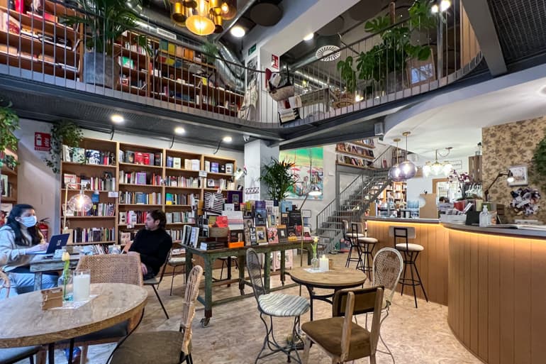 Ambiente acogedor en Cafébbrería Ad Hoc