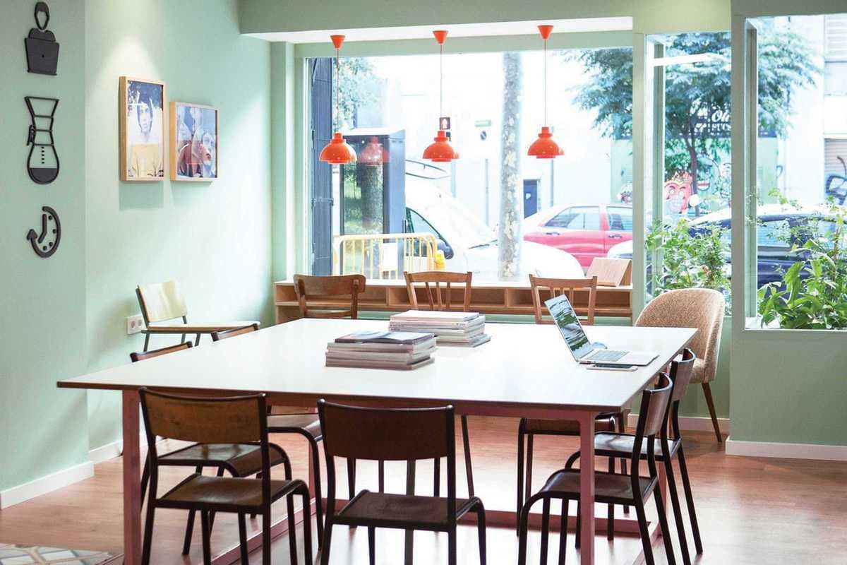 Personas trabajando con portátiles en Coco Coffice
