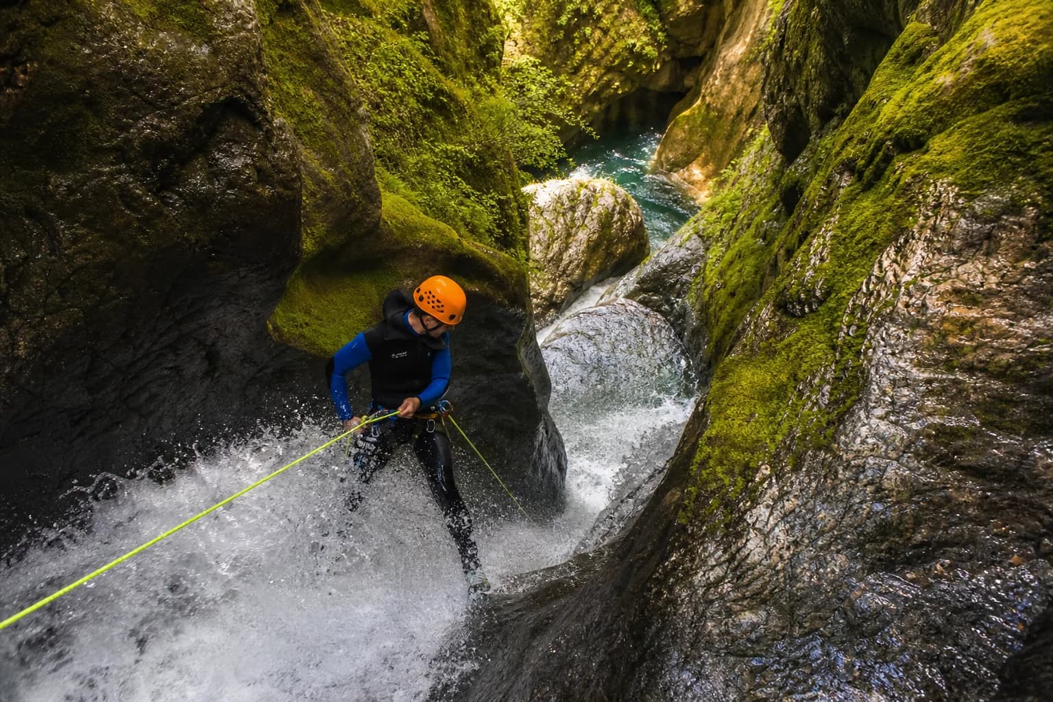 Experiencias de Aventura: Barranquismo y Parapente en Andorra