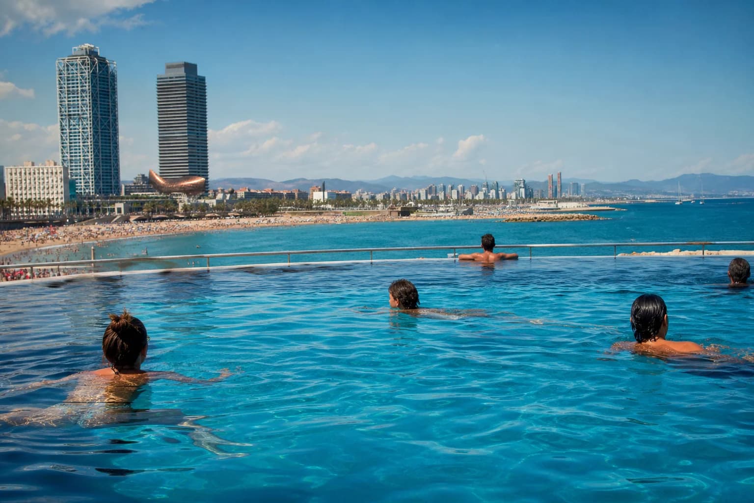 Las 5 Mejores Piscinas al Aire Libre y Baños de Mar en Barcelona