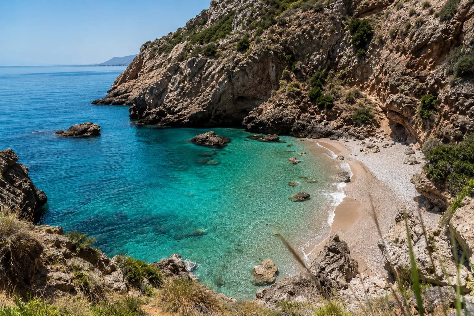 Las 5 Mejores Playas Escondidas Cerca de Málaga