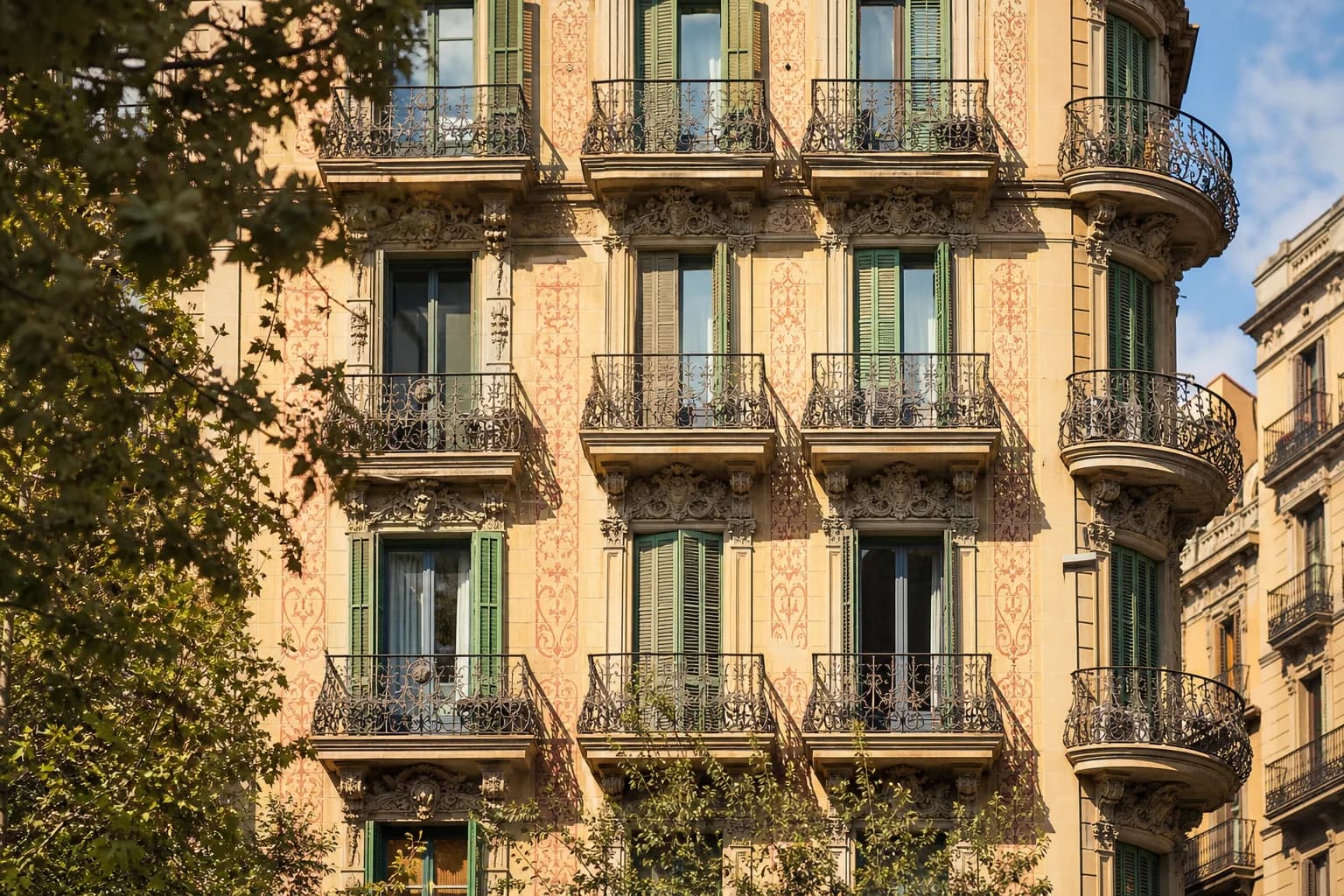 5 Joyas Modernistas Más Allá de Gaudí en Barcelona