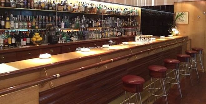 Barra de madera en Del Diego Cocktail Bar con ambiente elegante