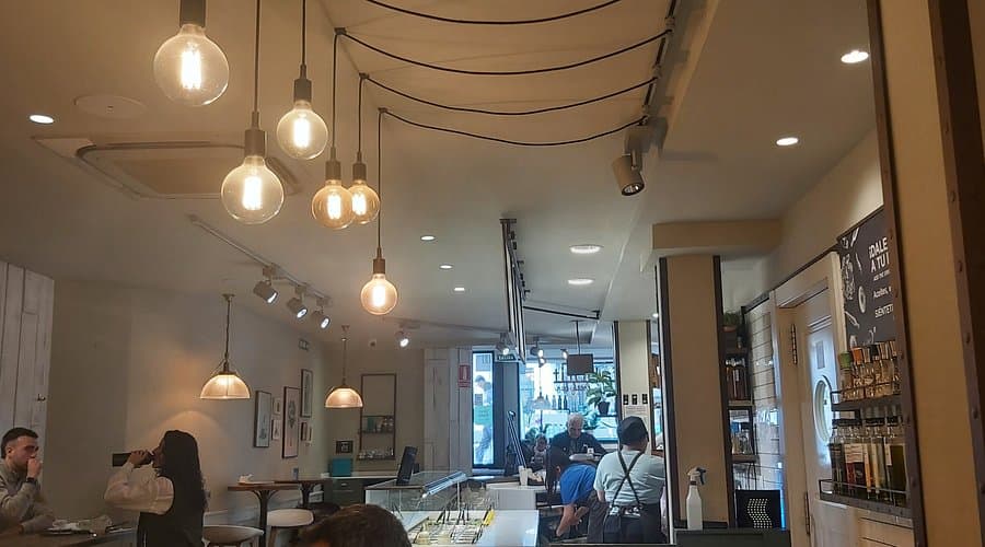 Local de Faborit en Madrid con ambiente luminoso y mesas para teletrabajo
