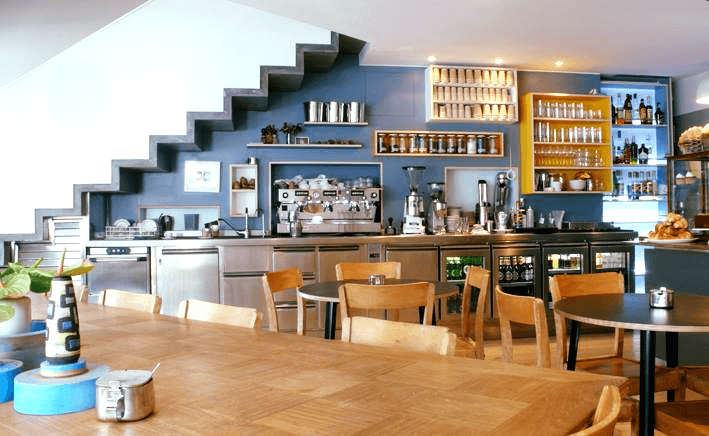 Interior de Federal Café en Barcelona con clientes disfrutando del brunch