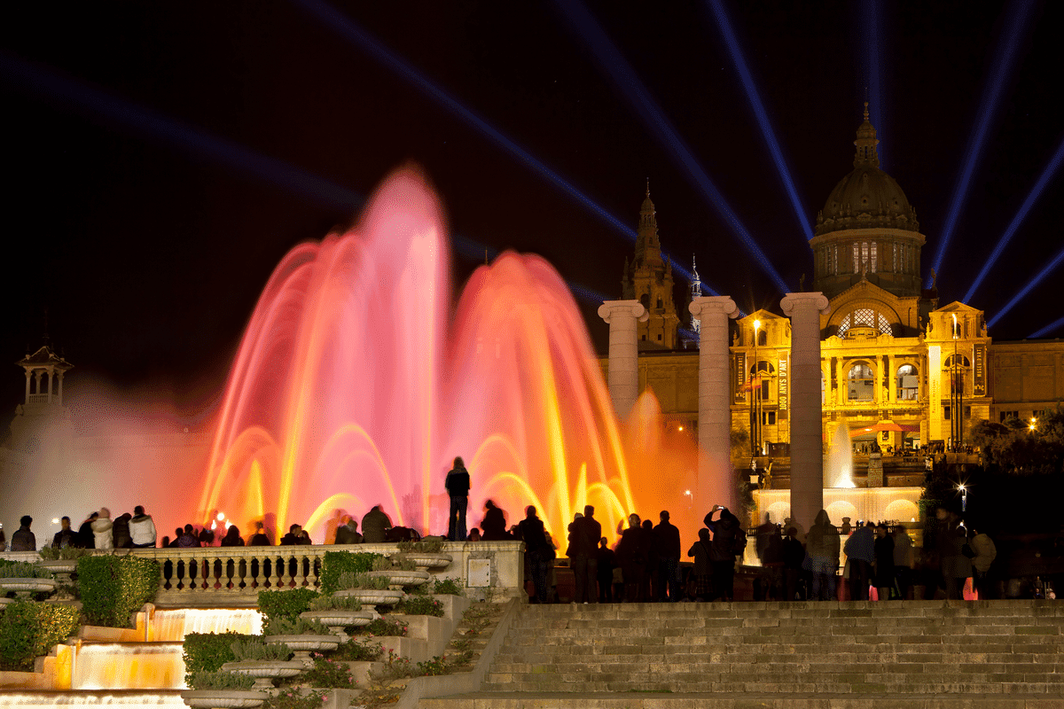 Fuente Mágica de Montjuïc iluminada por la noche