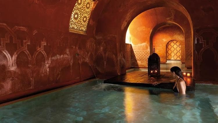 Interior del Hammam Al Ándalus Madrid con termas iluminadas y arquitectura árabe