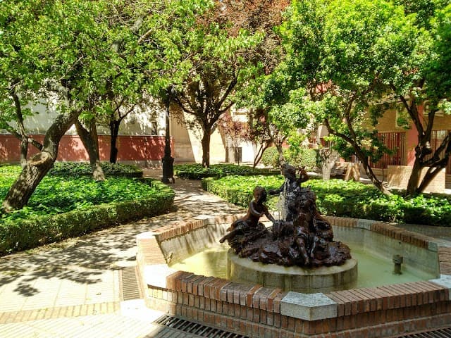 Huerto de las Monjas con estanque y vegetación frondosa