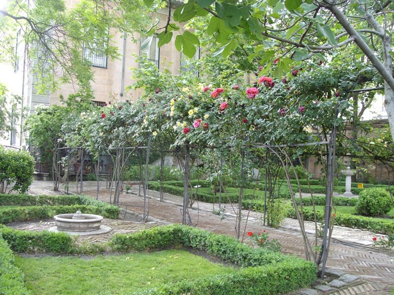 Jardín del Príncipe de Anglona en La Latina con diseño geométrico