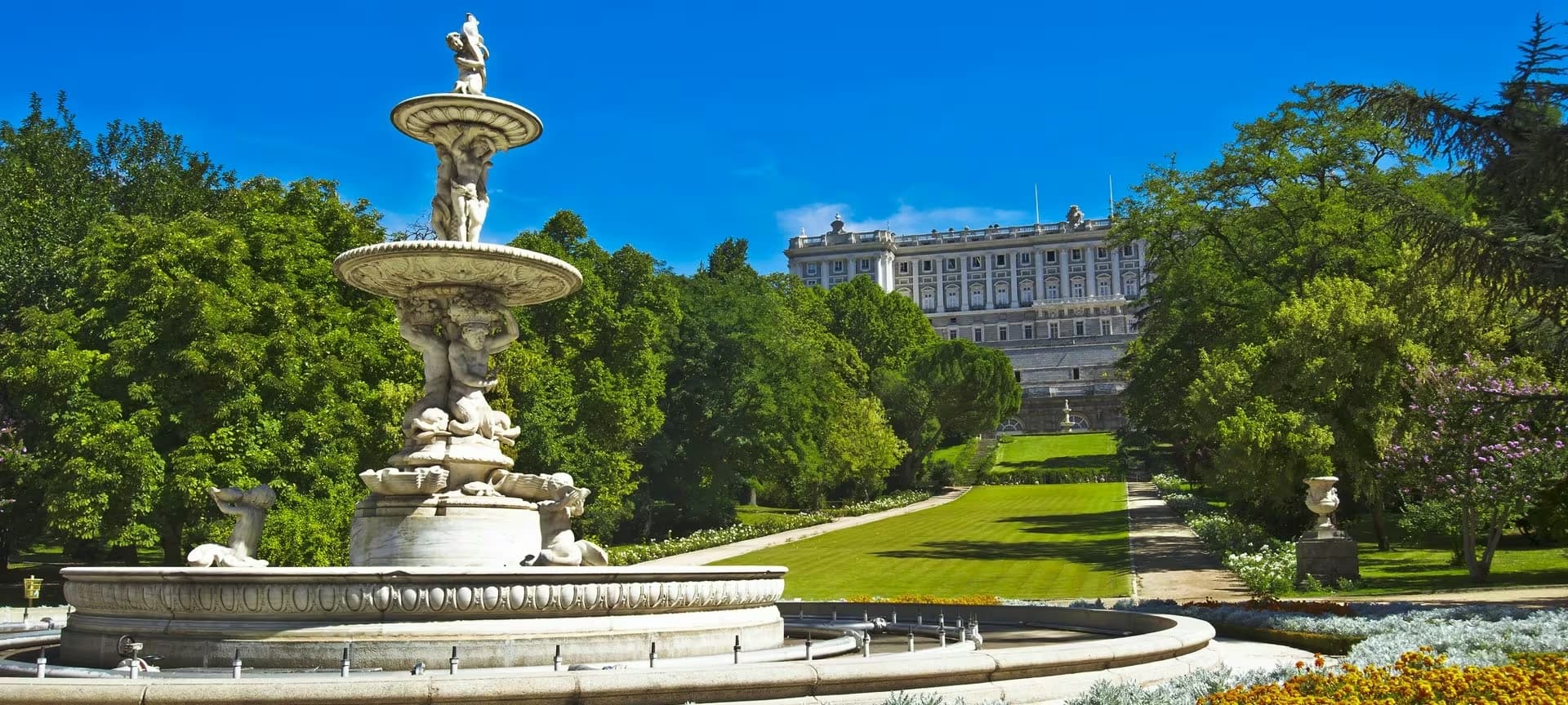Vista de los Jardines del Campo del Moro con el Palacio Real al fondo