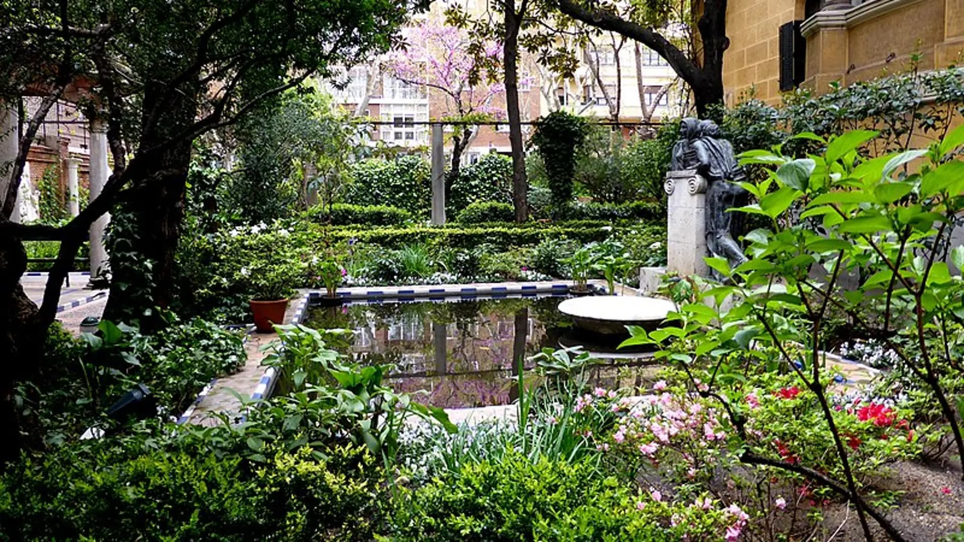 Jardines del Museo Sorolla con fuente y azulejos andaluces