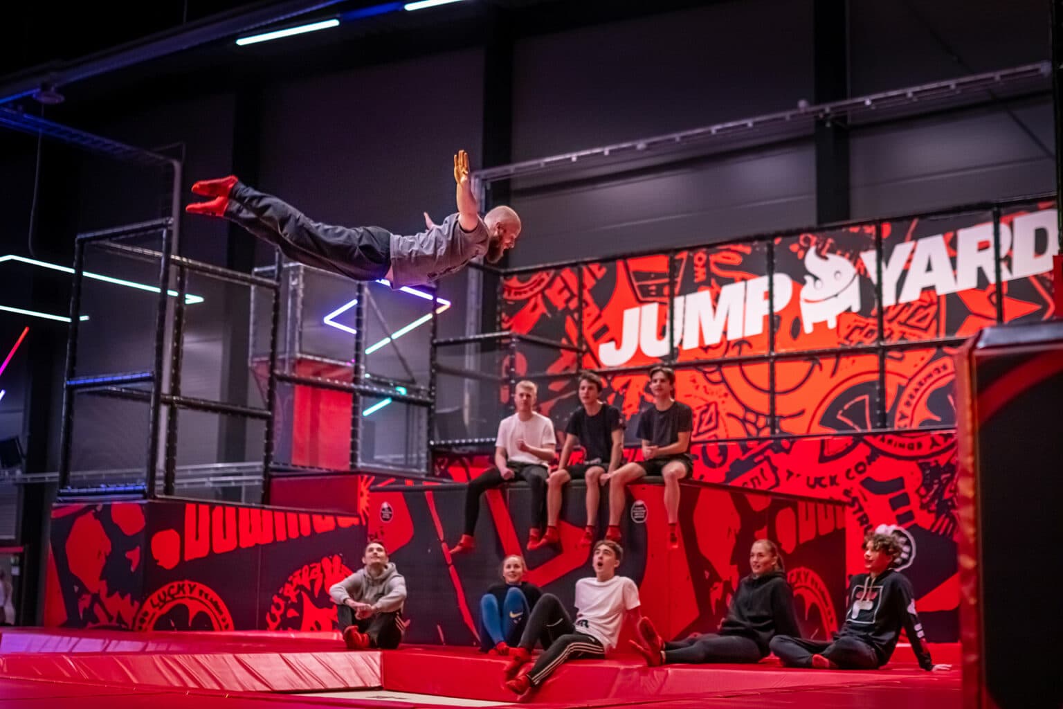 Niños saltando en Jump Yard
