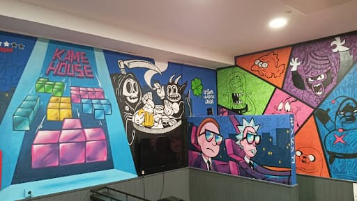 Decoración friki en Kame House Madrid inspirada en Dragon Ball