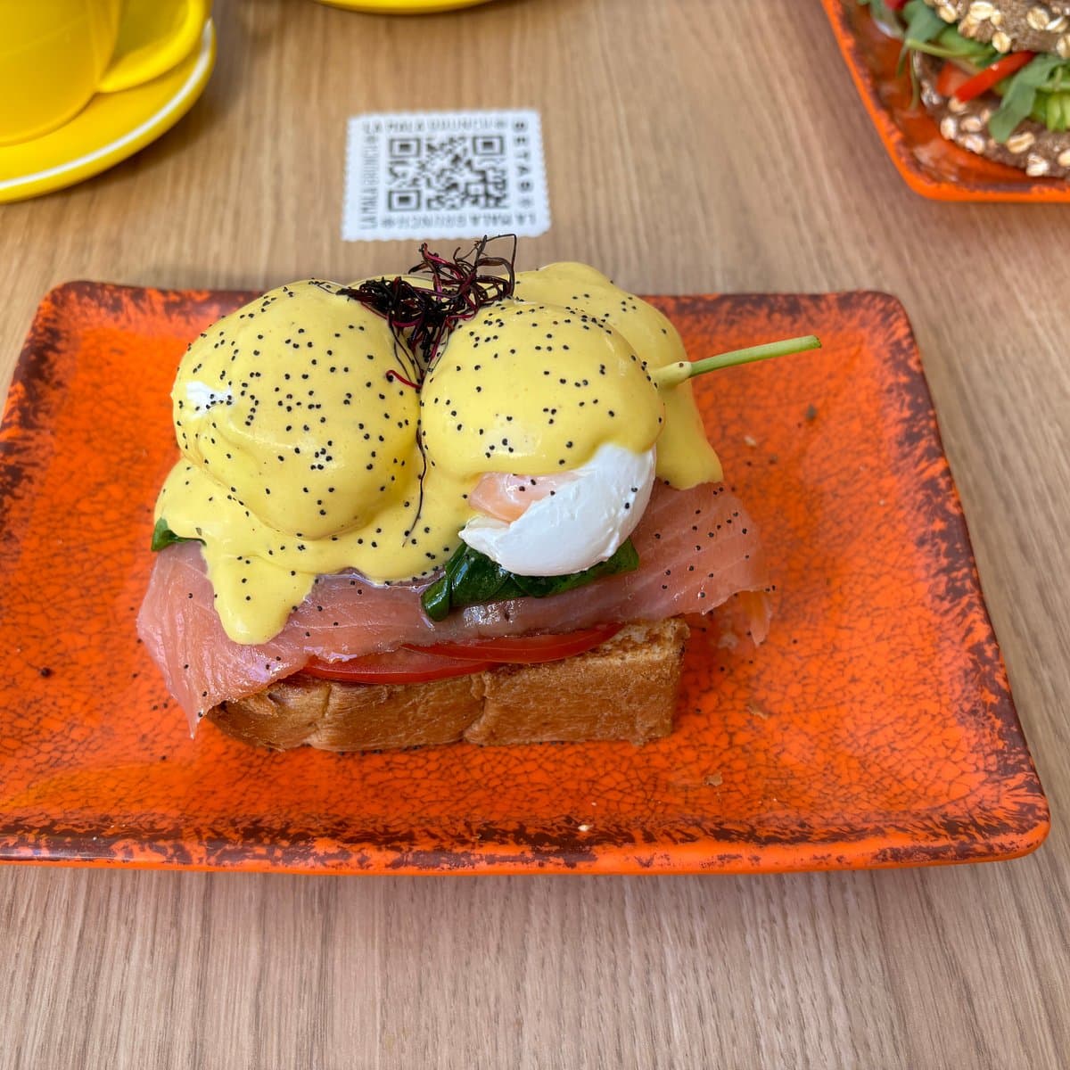 Huevos benedictinos en La Mala Brunch