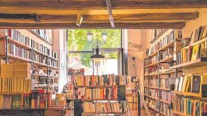 Fachada y escaparate de La Memòria en el barrio de Gràcia