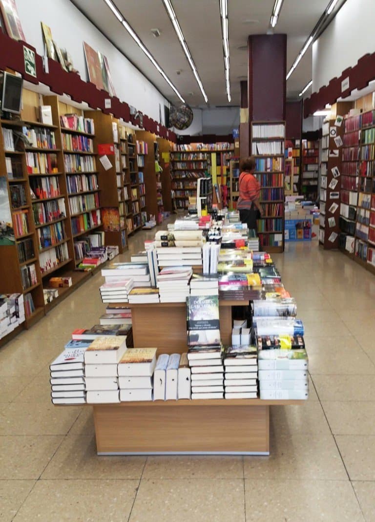 Estanterías de Librería Soriano en Xàtiva