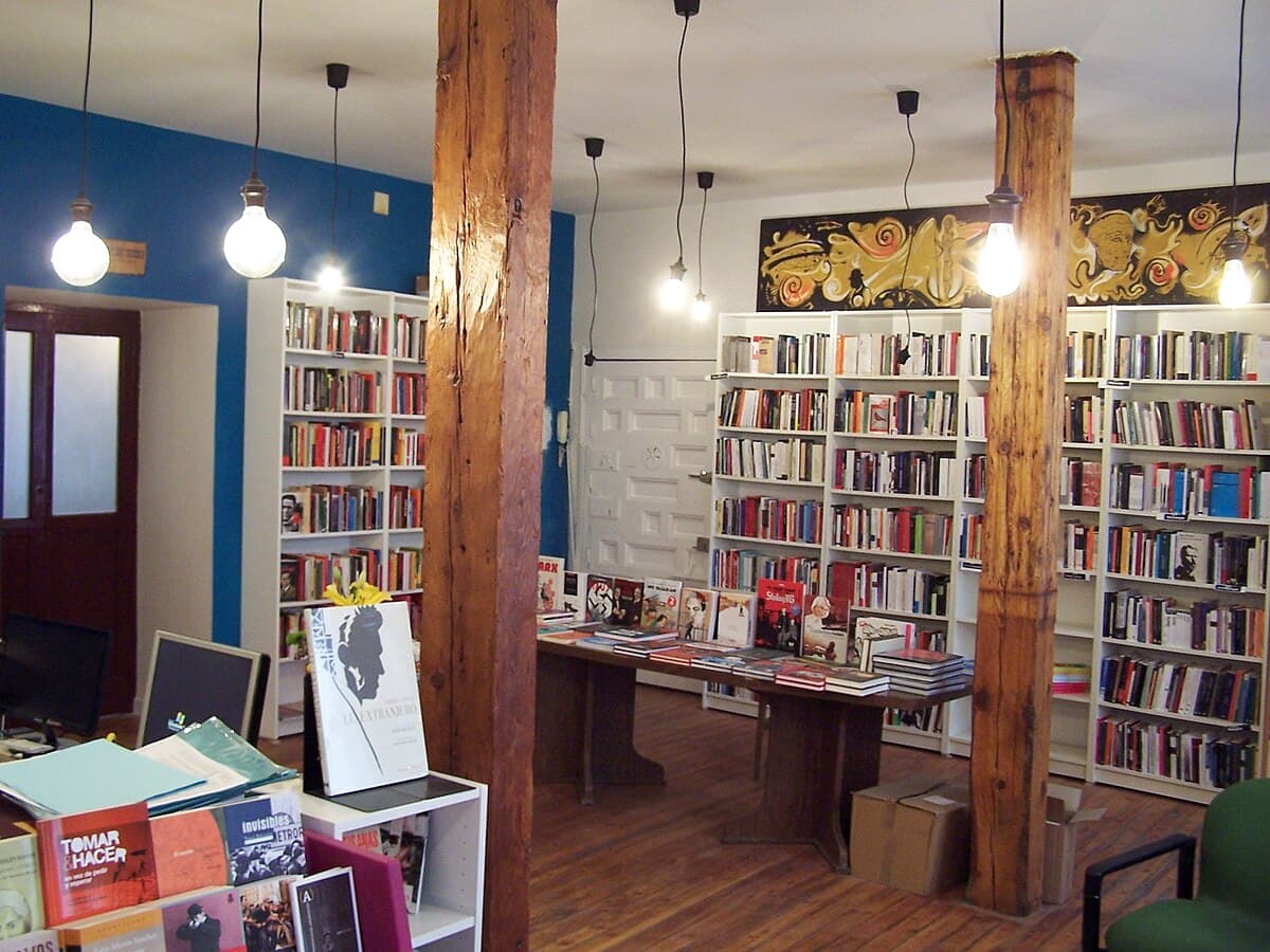 Interior de Librería Traficantes de Sueños en el barrio de Lavapiés