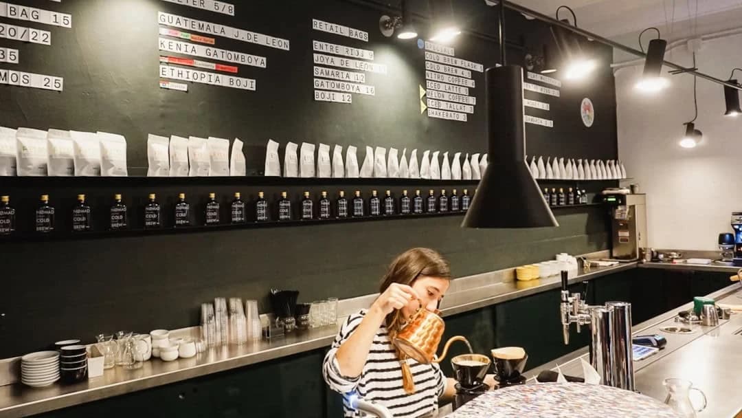 Interior de Nomad Coffee, una de las cafeterías más auténticas de Barcelona
