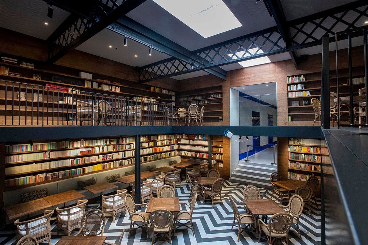 Amplio espacio interior de Ona Barcelona con estanterías de literatura catalana