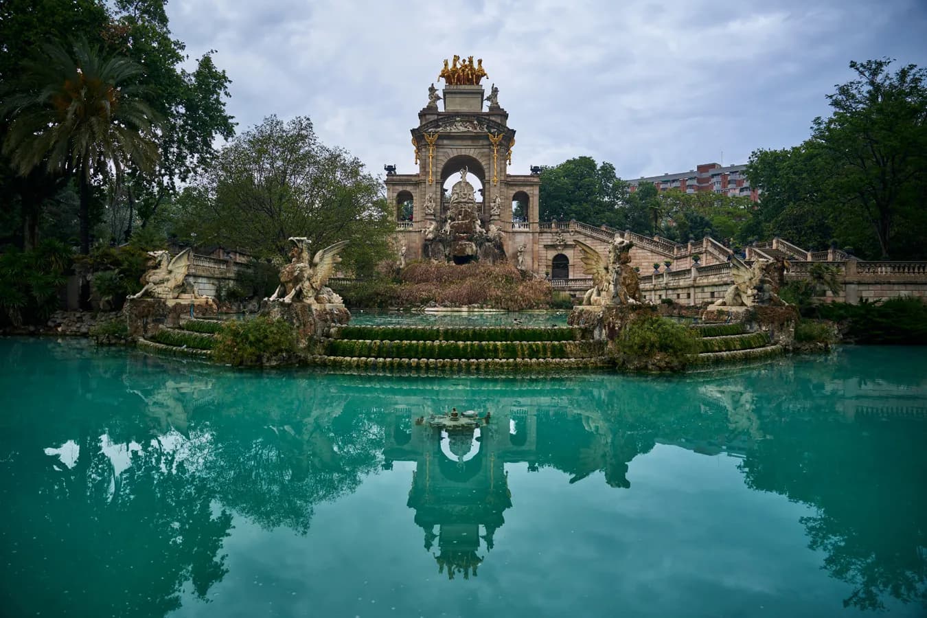 El agua bonita de un lago en el Parc de la Ciutadella
