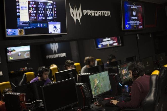 Grupo de jóvenes jugando en Pixel Bar Madrid con consolas