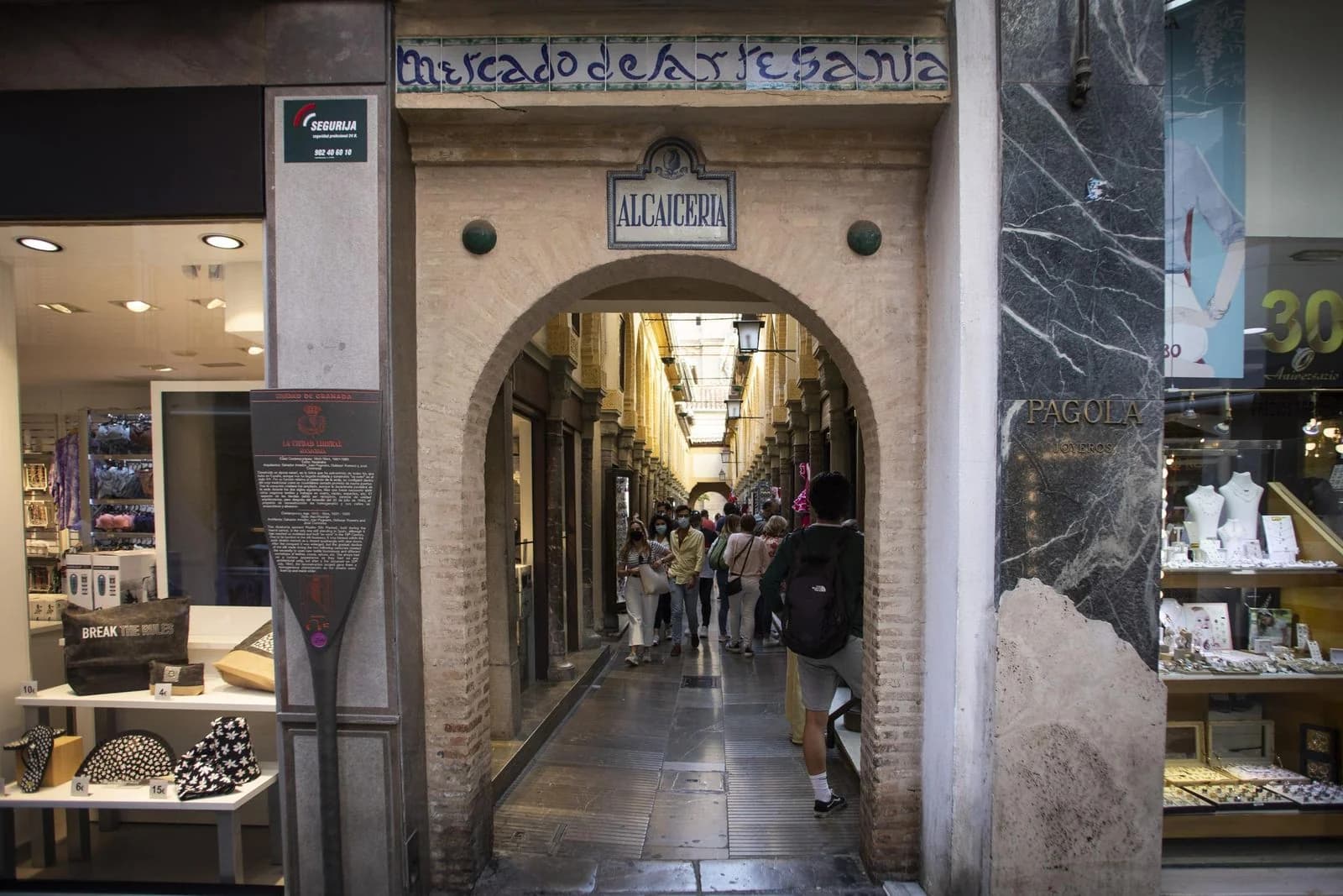 La Alcaicería mercado árabe seda Granada