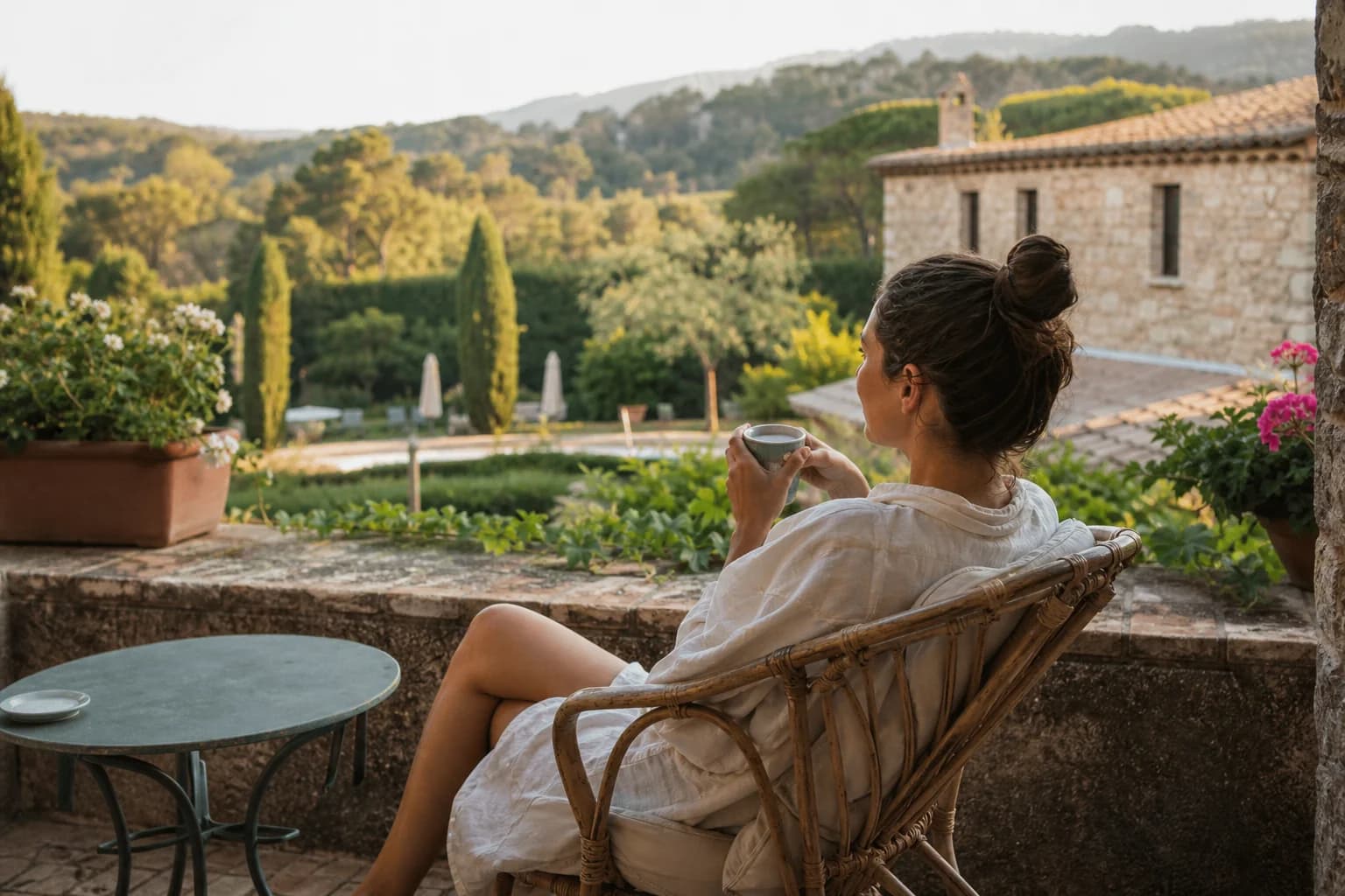 Viajero en terraza alojamiento rural con encanto España