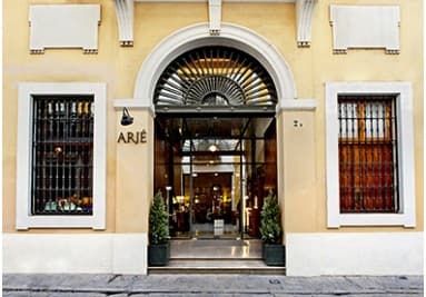 Fachada e interior de Arje Decoración