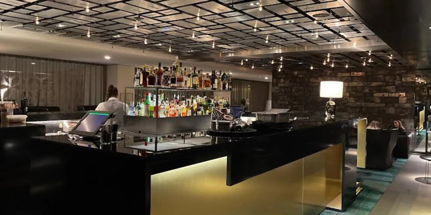 Interior elegante de Banker's Bar