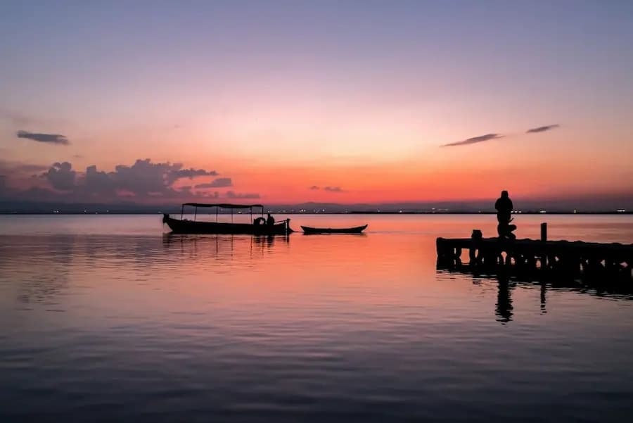 Barca tradicional en La Albufera al atardecer