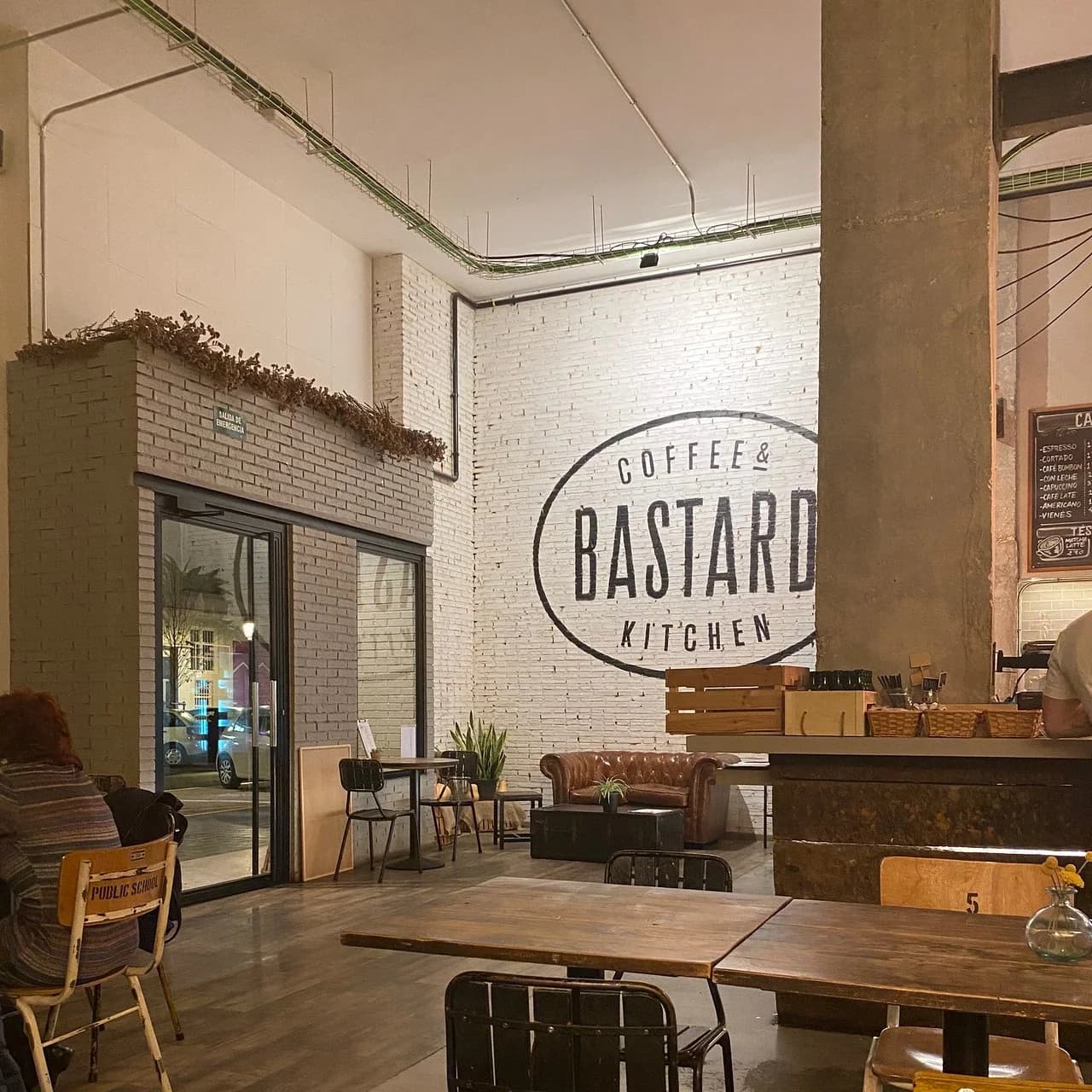 Interior de Bastard Coffee en Mercado Colon