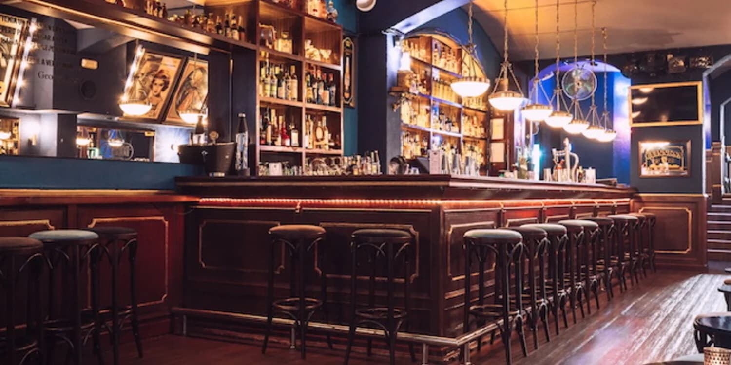 Ambiente speakeasy en Bobby's Free