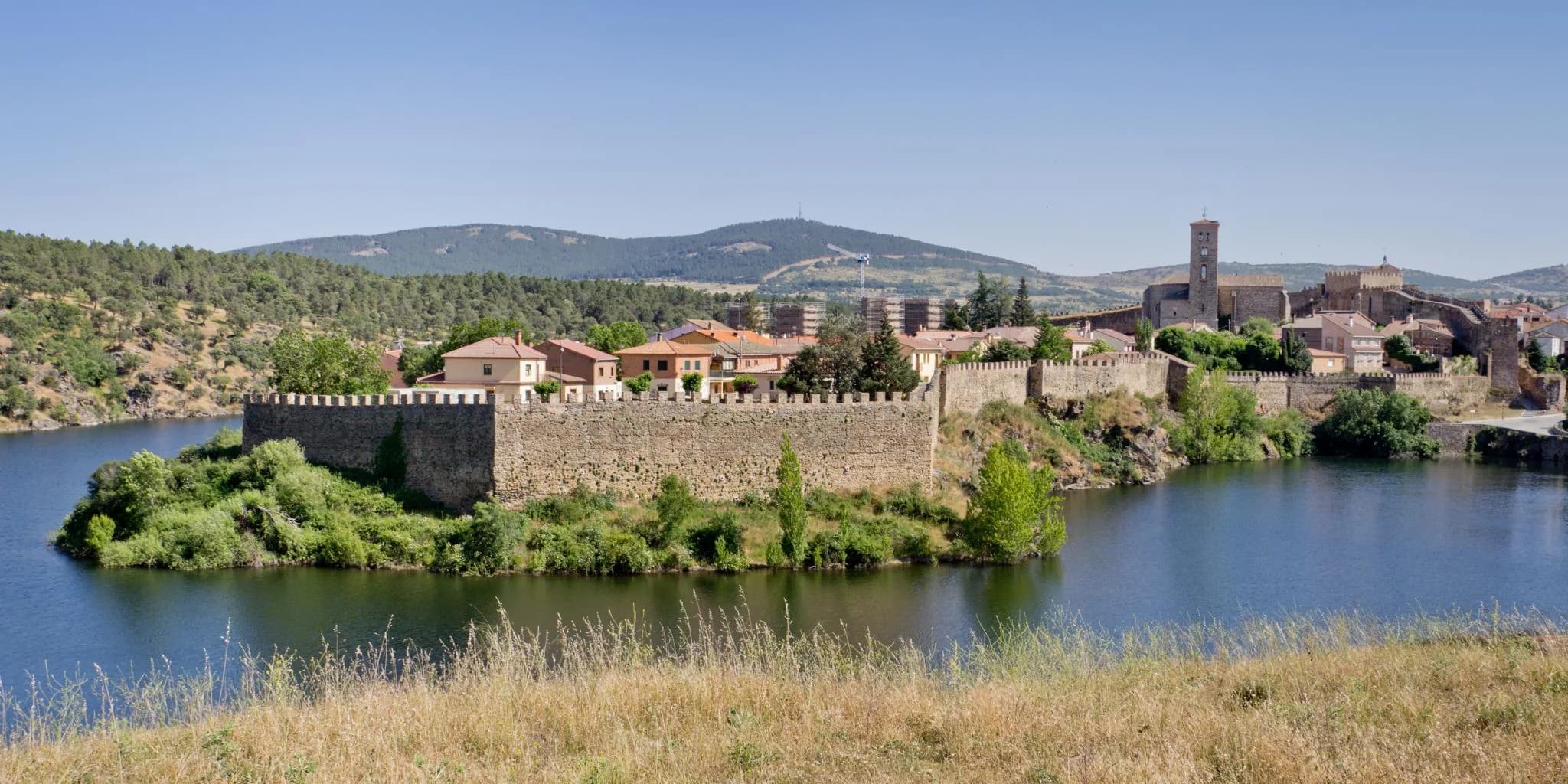 Buitrago del Lozoya muralla medieval río Lozoya