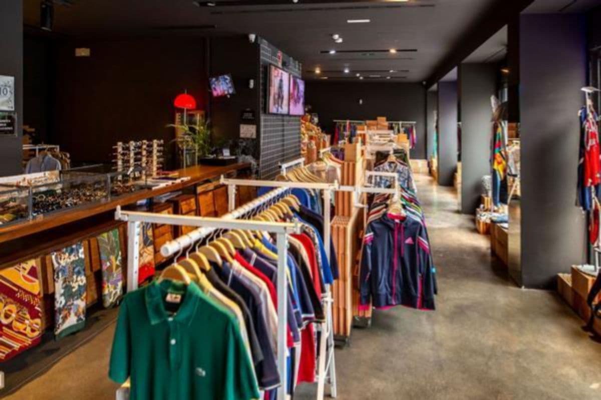 Percheros de tiendas vintage en Calle Velarde