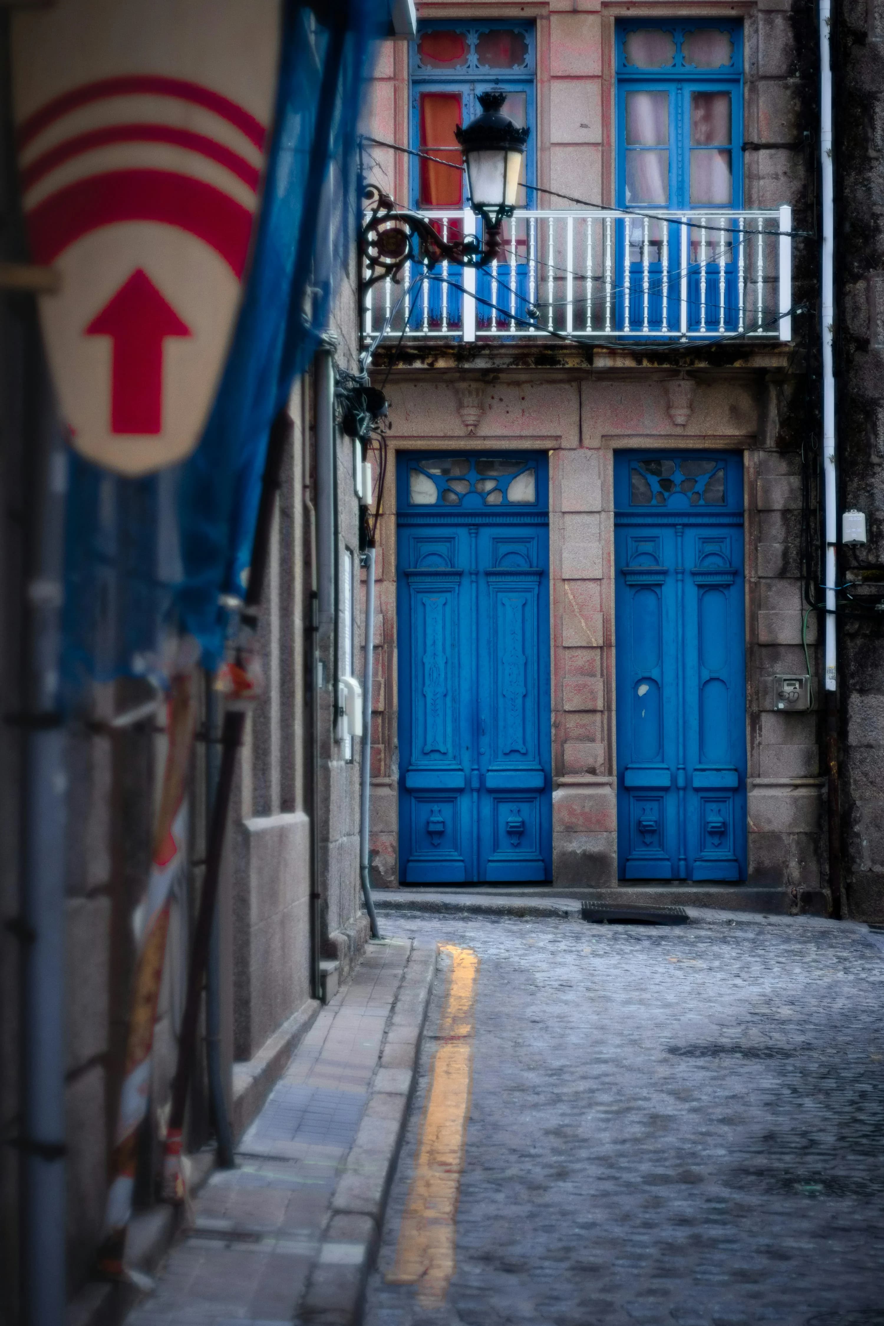 Callejón Zollo paredes blancas puertas azules Bilbao