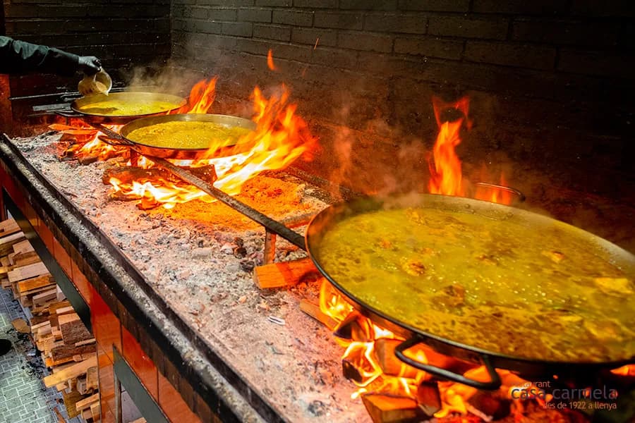 Paella cocinándose en Casa Carmela