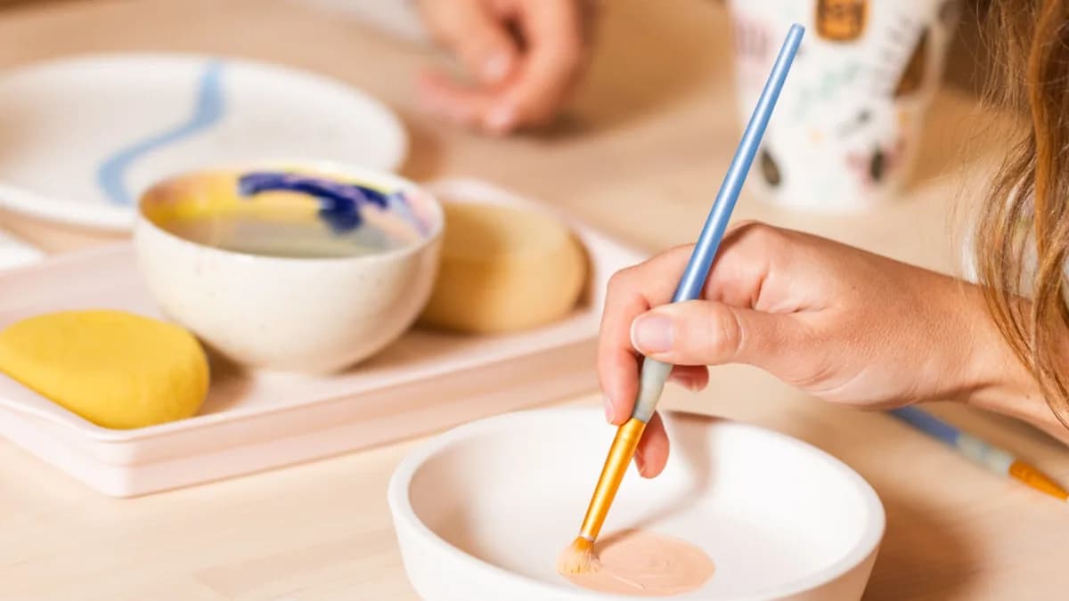 Persona pintando cerámica