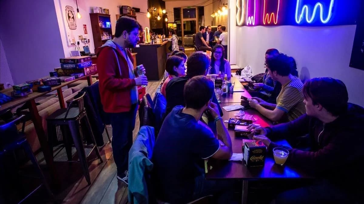 Mesas y consolas en Chekpoint Gaming Lounge