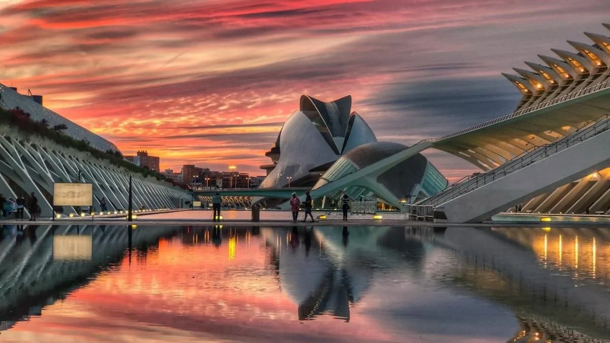 Estructuras de la Ciudad de las Artes y Ciencias iluminadas al atardecer