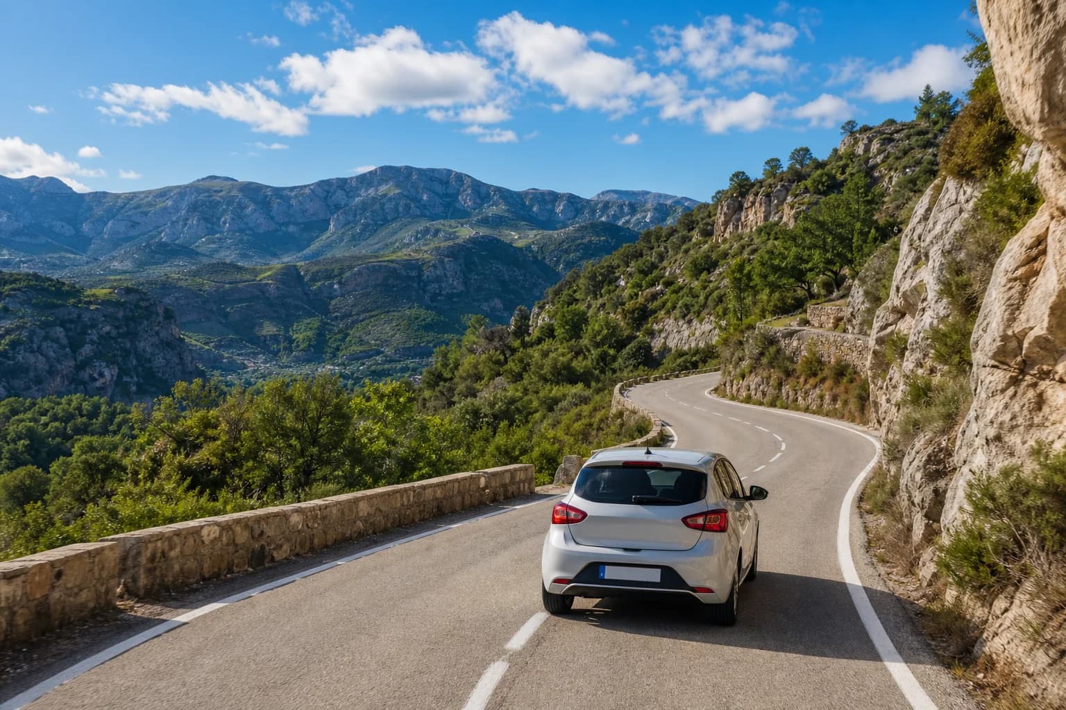 Coche alquiler en carretera de montaña España